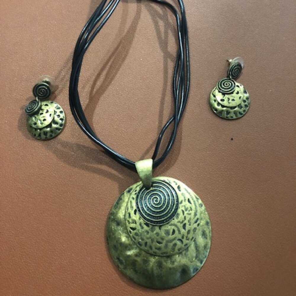 Black/Gold Necklace with Shell Design